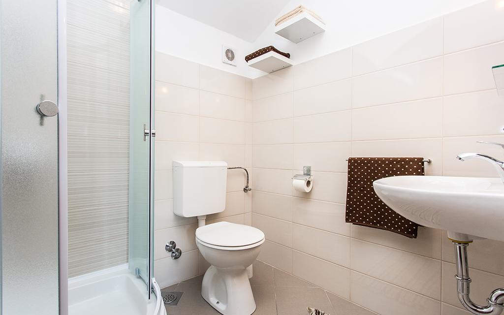 Apartment & Room Antonio Врбник Экстерьер фото