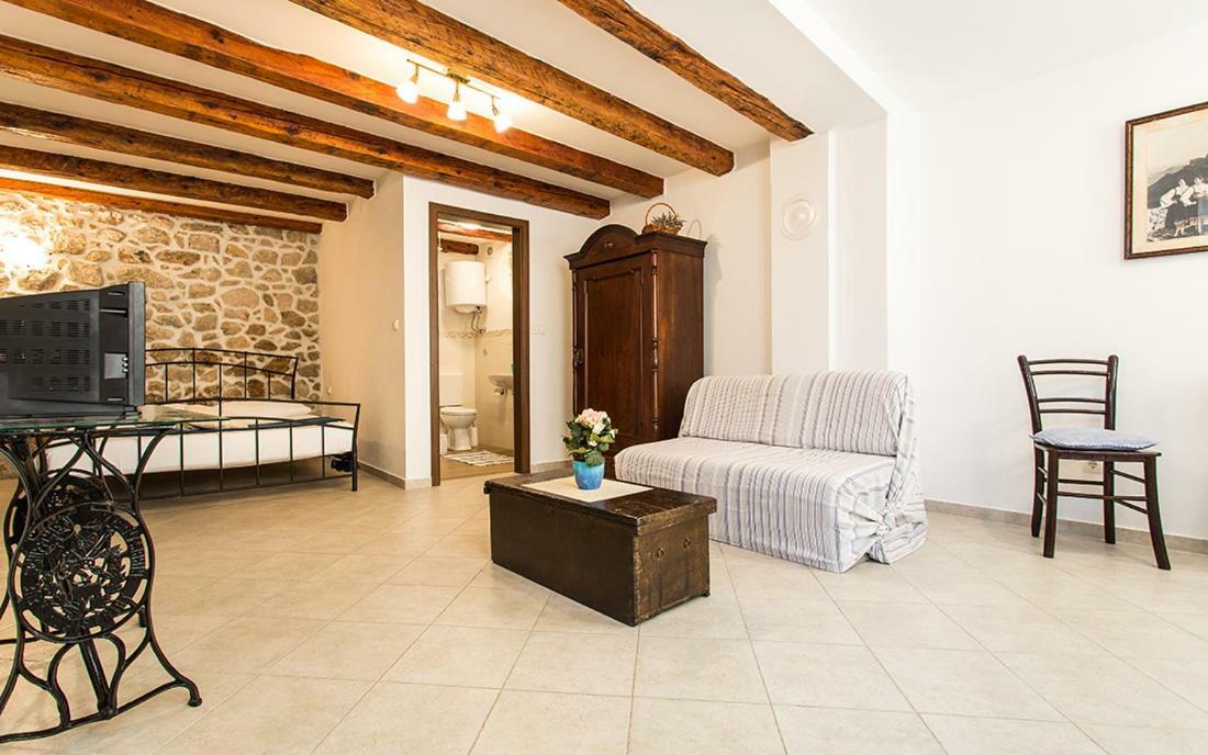 Apartment & Room Antonio Врбник Экстерьер фото